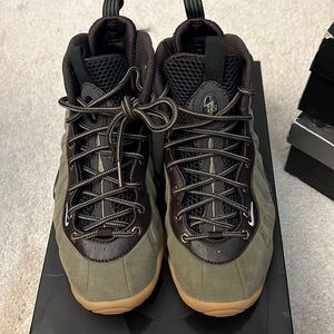 Brand New/Never Worn Nike Foamposite/Little Posite - Olive - size 4Y/woman5.5